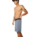 Boardshort Rip Curl Mirage Core Navy azul marino, vista lateral tres cuartos, cinturilla navy bicolor y tejido heather, hombre sin camiseta.