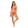 Conjunto bikini Rip Curl Oasis rojo, vista entera frontal con braguita Skimpy Pant pierna alta calada y top triángulo deslizante broderie coordinado.