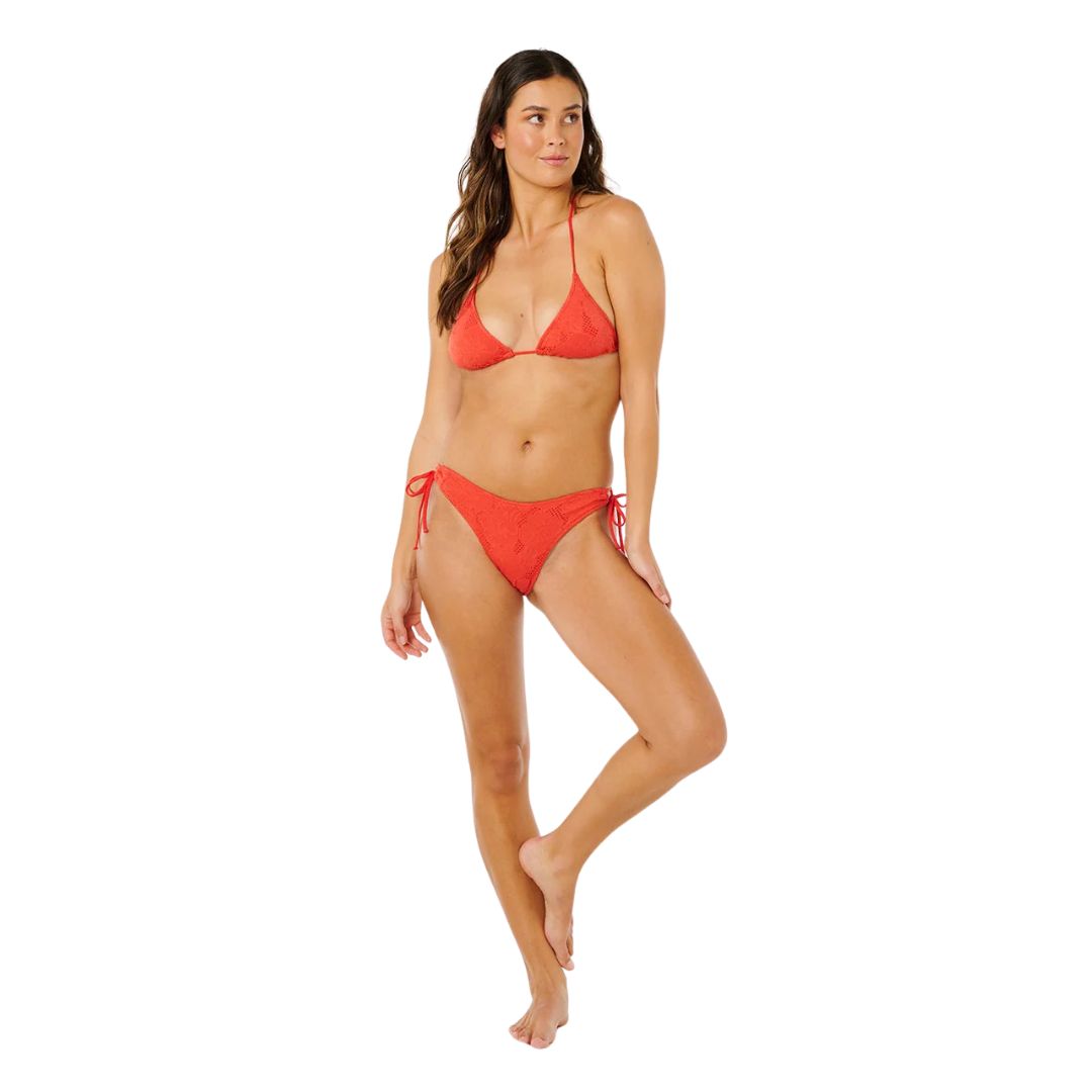 Conjunto bikini Rip Curl Oasis rojo, vista entera frontal con braguita Skimpy Pant pierna alta calada y top triángulo deslizante broderie coordinado.
