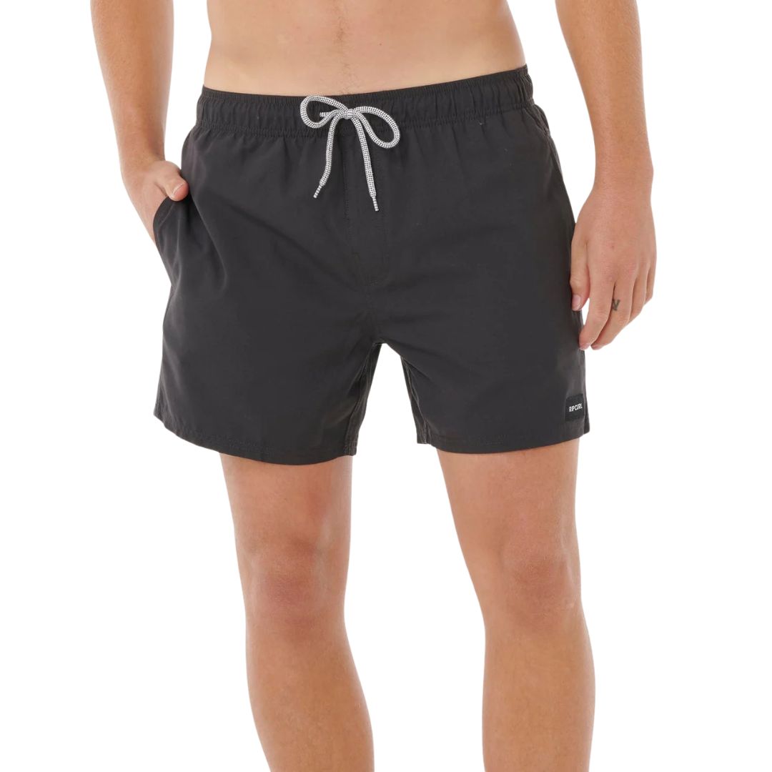 Bañador de surf hombre Rip Curl Offset Daily Volley negro 16 pulgadas, vista frontal tres cuartos, corte volley fit y etiqueta Rip Curl.