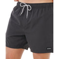 Detalle de bañador surf Rip Curl Offset Daily Volley negro, primer plano de cintura elástica, cordón blanco trenzado y etiqueta tejida Rip Curl.