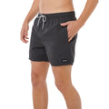 Bañador de surf hombre Rip Curl Offset Daily Volley negro, vista lateral izquierda con bolsillo lateral y etiqueta Rip Curl en pierna derecha.