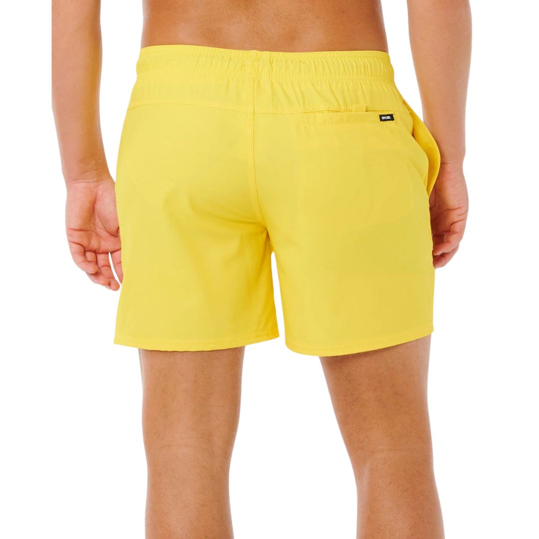 Bañador de surf hombre Rip Curl Offset Daily Volley amarillo brillante, vista trasera, bolsillo trasero con velcro y cintura elástica.