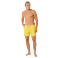 Bañador de surf hombre Rip Curl Offset Daily Volley amarillo brillante, vista frontal completa, corte volley fit por encima de la rodilla.