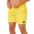 Bañador de surf hombre Rip Curl Offset Daily Volley amarillo brillante, vista lateral con ajuste de cordón en cintura elástica y etiqueta Rip Curl.