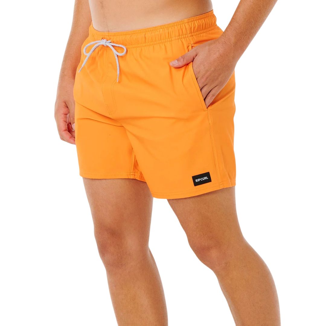 Bañador de surf hombre Rip Curl Offset Daily Volley naranja intenso, vista lateral, bolsillo lateral, cordón blanco y etiqueta tejida Rip Curl.