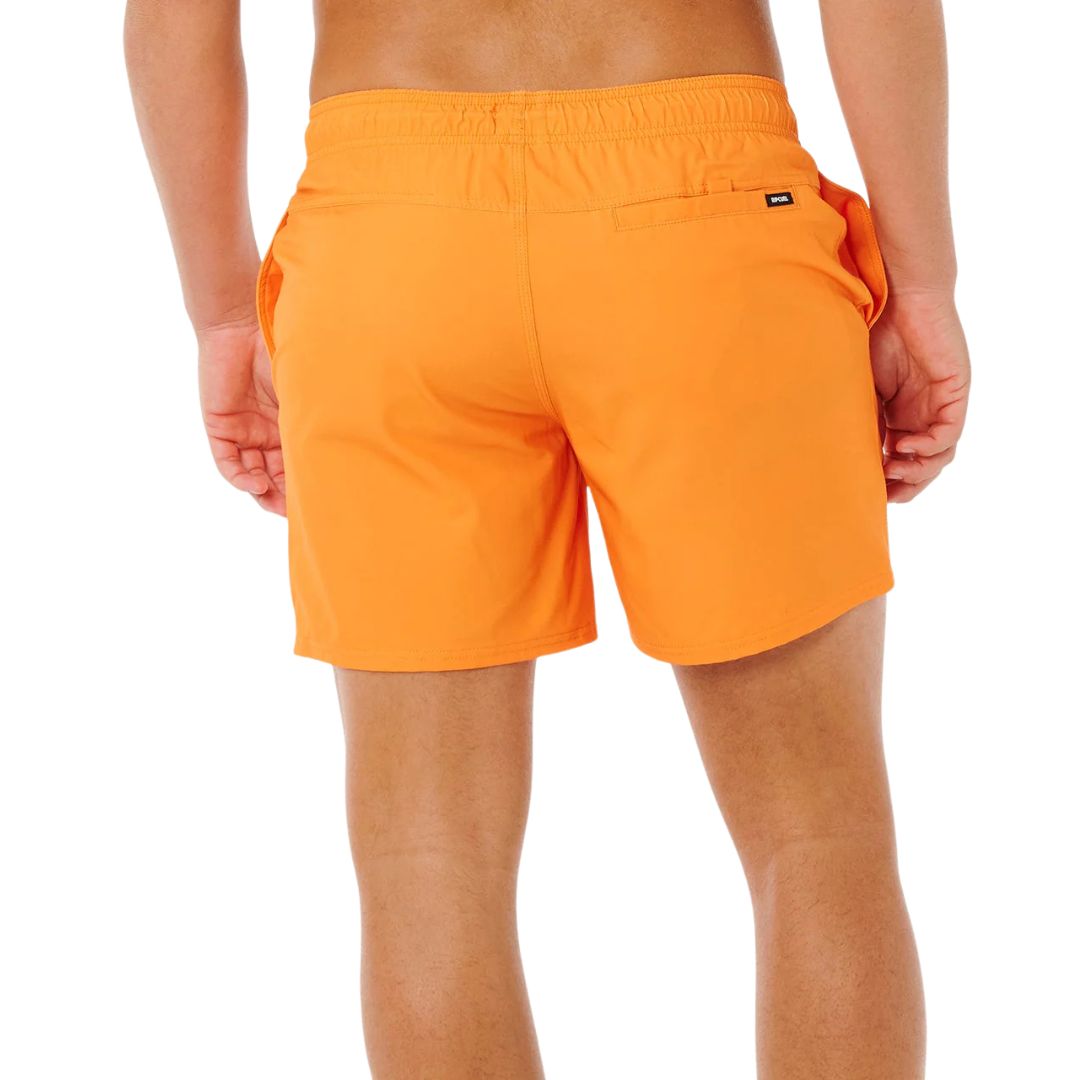 Bañador de surf hombre Rip Curl Offset Daily Volley naranja intenso, vista trasera, bolsillo trasero con velcro y cintura elástica.