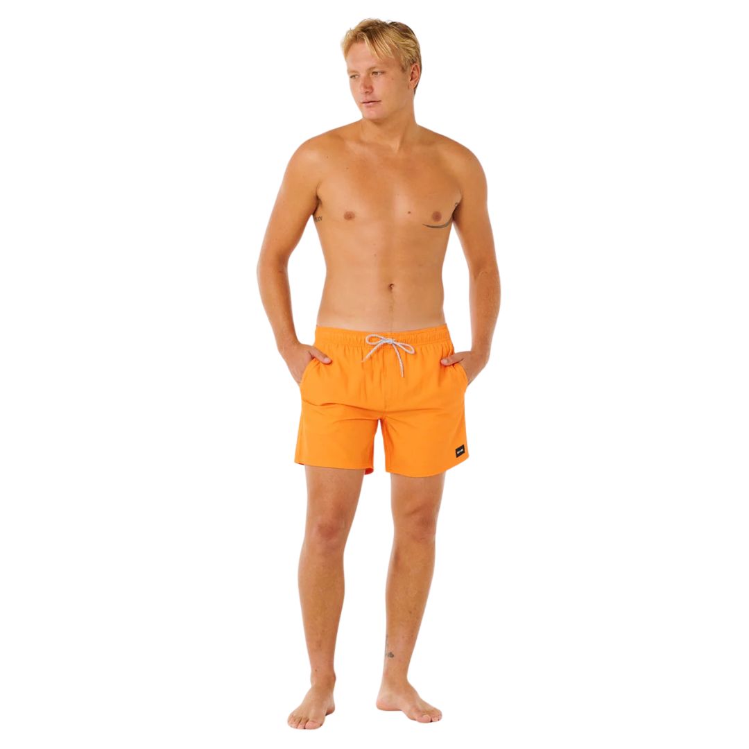 Bañador de surf hombre Rip Curl Offset Daily Volley naranja intenso, vista frontal completa, corte volley fit por encima de la rodilla.