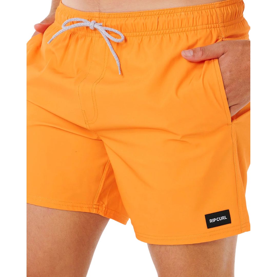 Detalle de bañador surf Rip Curl Offset Daily Volley naranja intenso, primer plano de cintura elástica, cordón blanco trenzado y etiqueta Rip Curl.