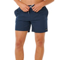Hombre ajustando el cordón del bañador Rip Curl Offset Daily Volley 16