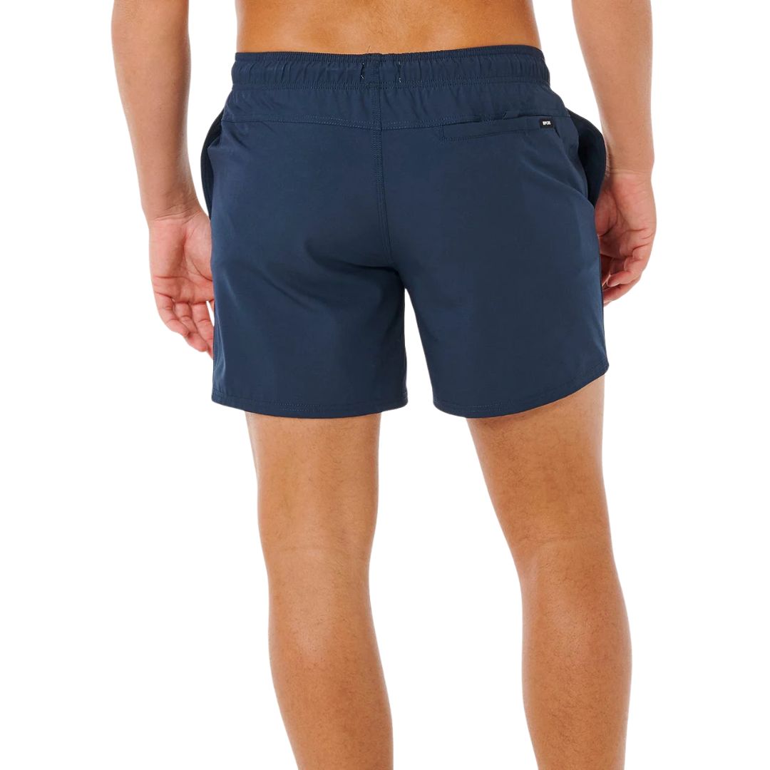 Vista trasera del bañador Rip Curl Offset Daily Volley 16" azul marino con bolsillo trasero de velcro, cintura elástica fruncida y etiqueta Rip Curl.