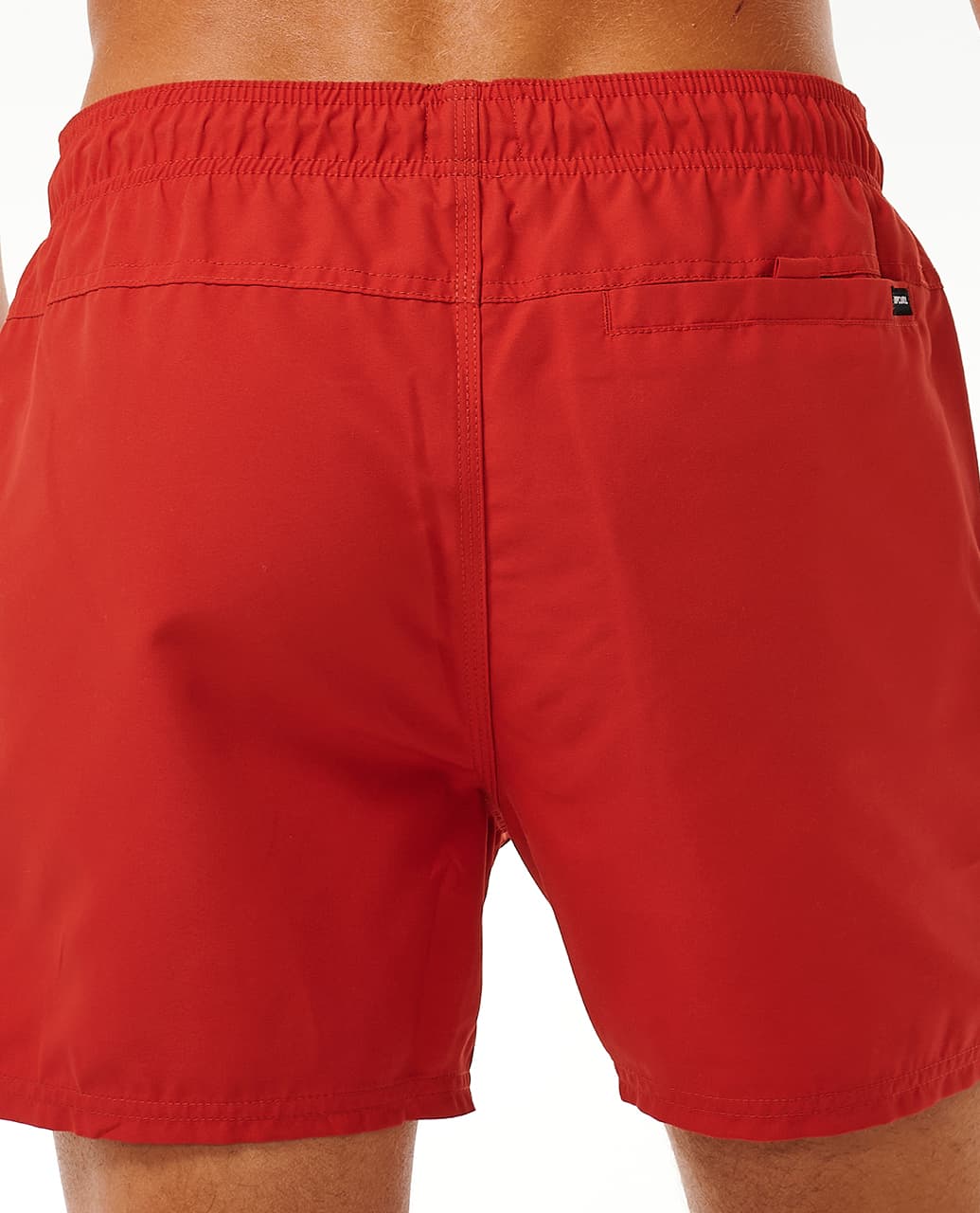 Detalle de los Pantalones cortos de surf Rip Curl Offset Volley 15 pulgadas rojo – Vista trasera con bolsillo trasero y corte volley