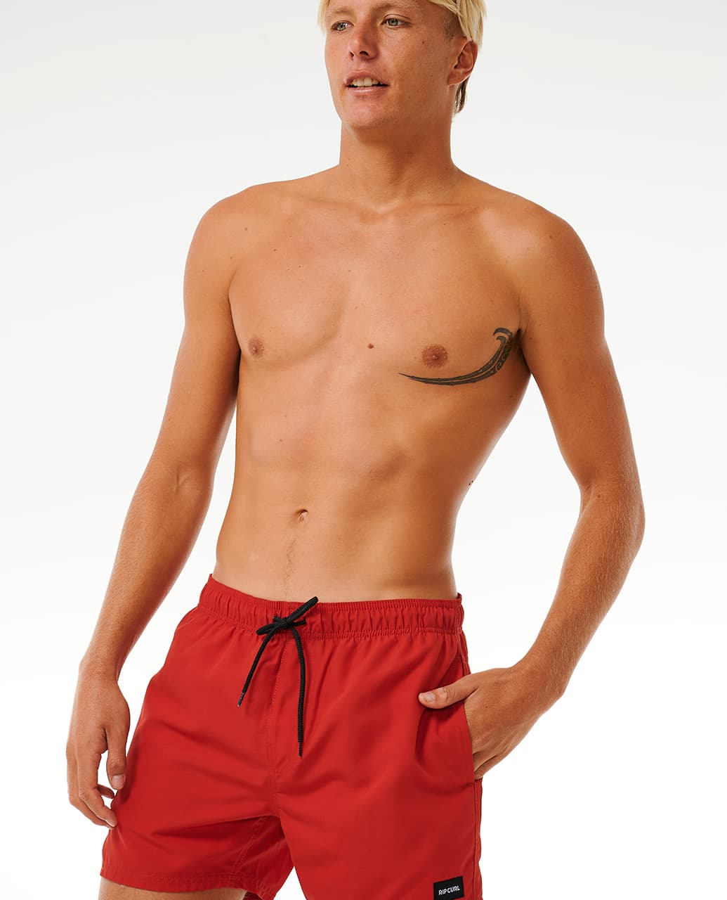 Modelo con pantalones cortos Rip Curl Offset Volley 15 pulgadas rojo – Estilo casual, ideal para surf y playa