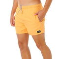Bañador naranja vivo Rip Curl Offset Volley, cinturilla elástica con cordón gris, bolsillos laterales y etiqueta negra Rip Curl, vista frontal.