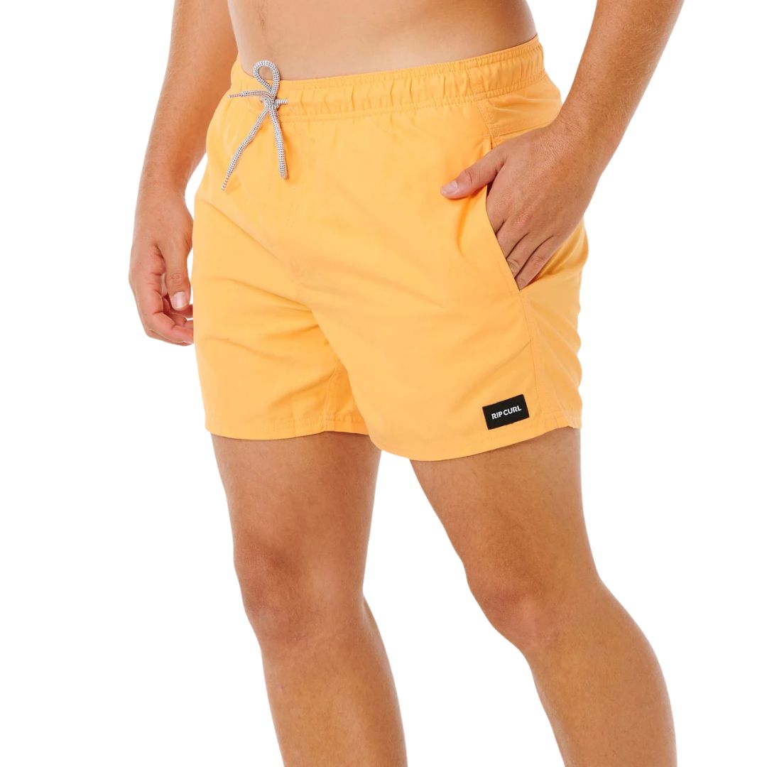 Bañador naranja vivo Rip Curl Offset Volley, cinturilla elástica con cordón gris, bolsillos laterales y etiqueta negra Rip Curl, vista frontal.