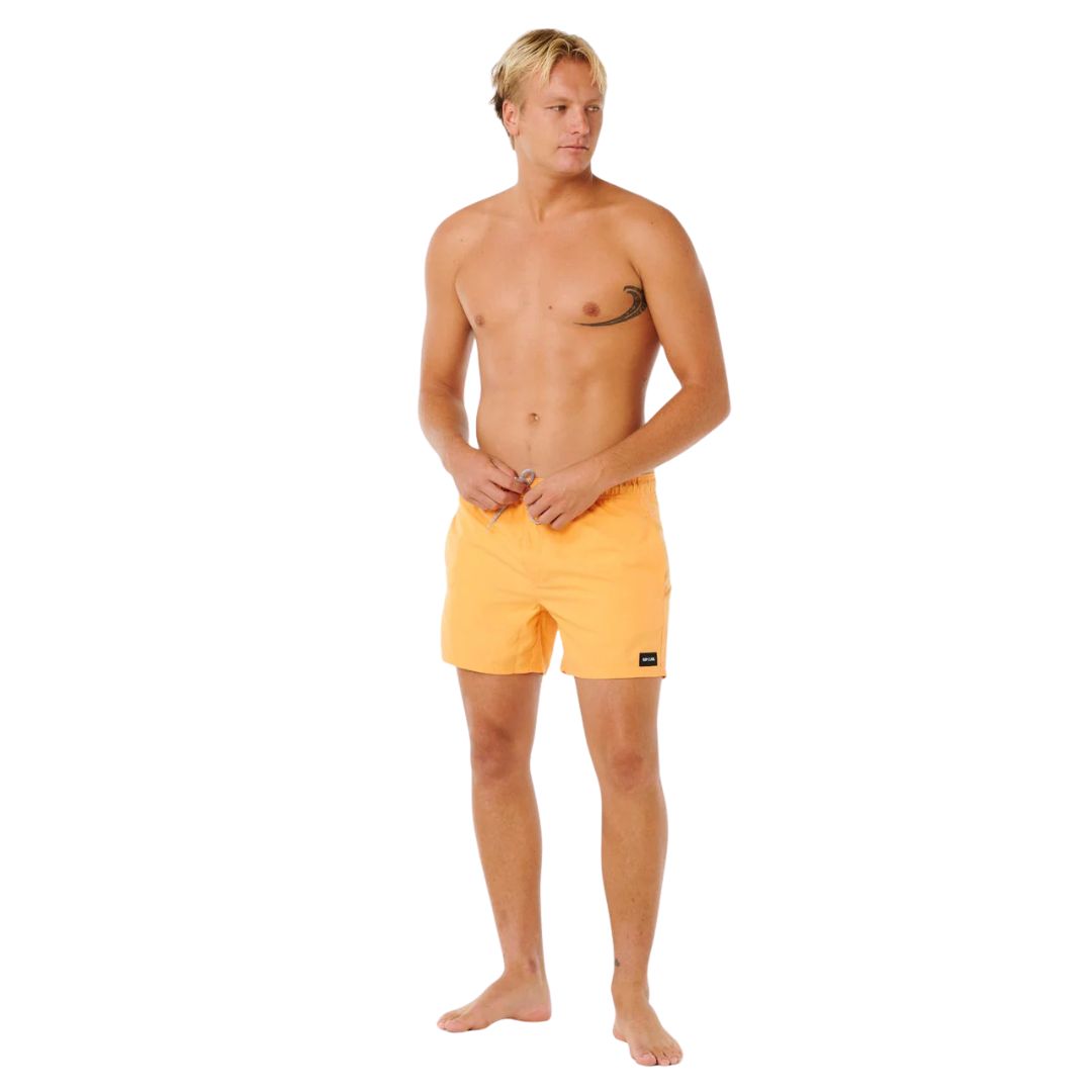Bañador naranja vivo Rip Curl Offset Volley, vista trasera con bolsillo trasero con cremallera y etiqueta Rip Curl, cinturilla elástica lisa.
