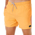 Hombre con bañador naranja vivo Rip Curl Offset Volley, vista completa frontal, cinturilla elástica con cordón gris y etiqueta negra en bajo.