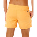 Detalle frontal bañador naranja vivo Rip Curl Offset Volley, cinturilla elástica con cordón gris a rayas y etiqueta Rip Curl negra en lateral.