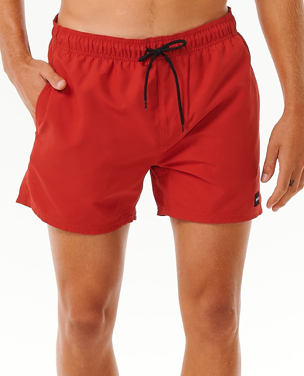 Pantalones cortos de surf Rip Curl Offset Volley 15 pulgadas rojo – Imagen completa de modelo con shorts corte volley