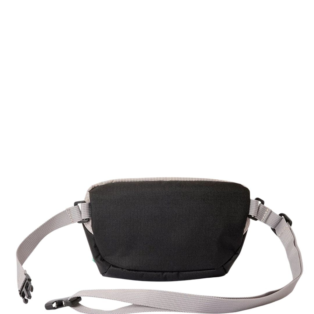 Rip Curl Overland Waist Bag Search riñonera surf detalle bolsillo frontal con cremallera y logo Rip Curl Search.