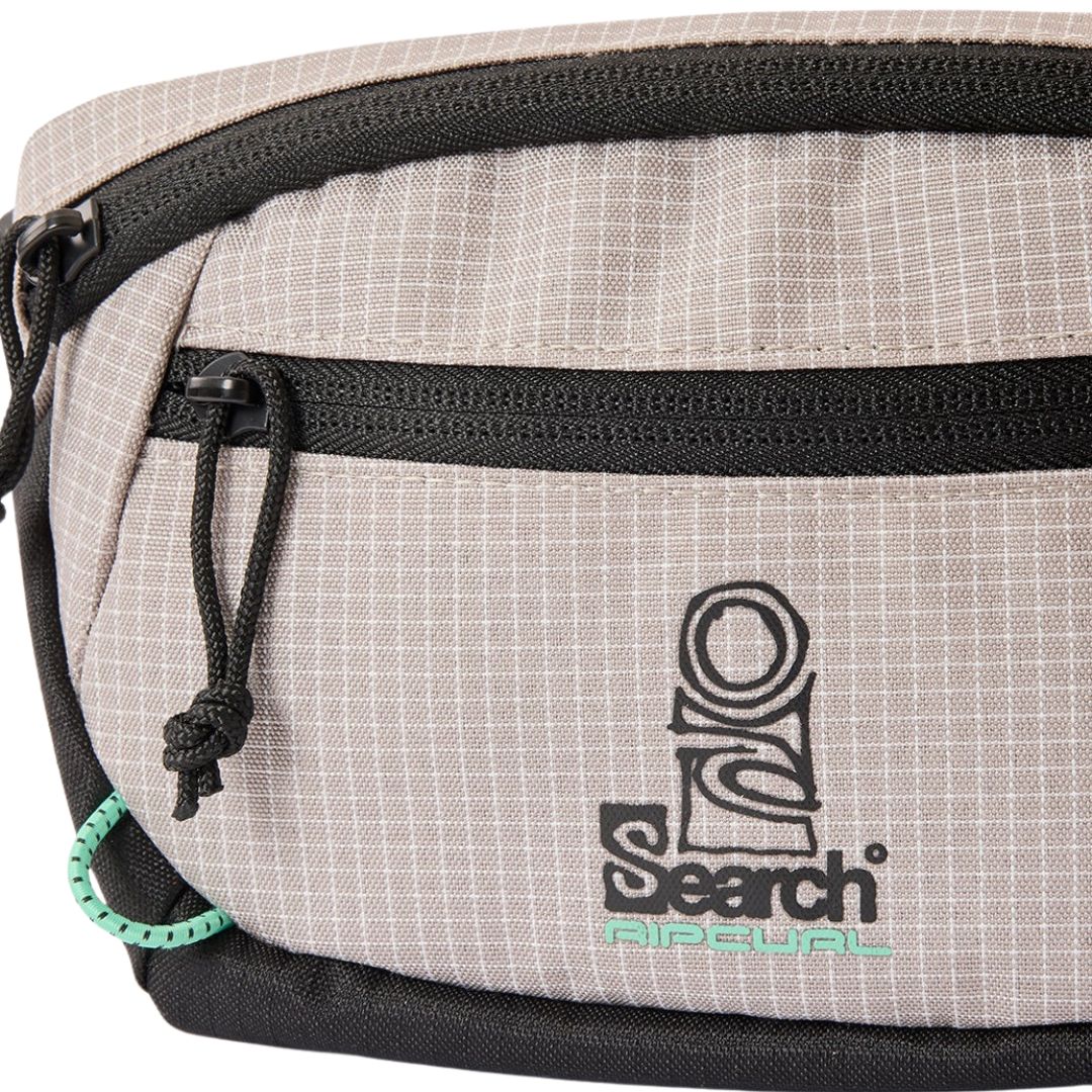 Rip Curl Overland Waist Bag Search riñonera color stone con correa ajustable vista lateral.