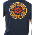 Detalle del gráfico circular Rip Curl Surf Co en camiseta azul marino Pacific Rinse Circle.