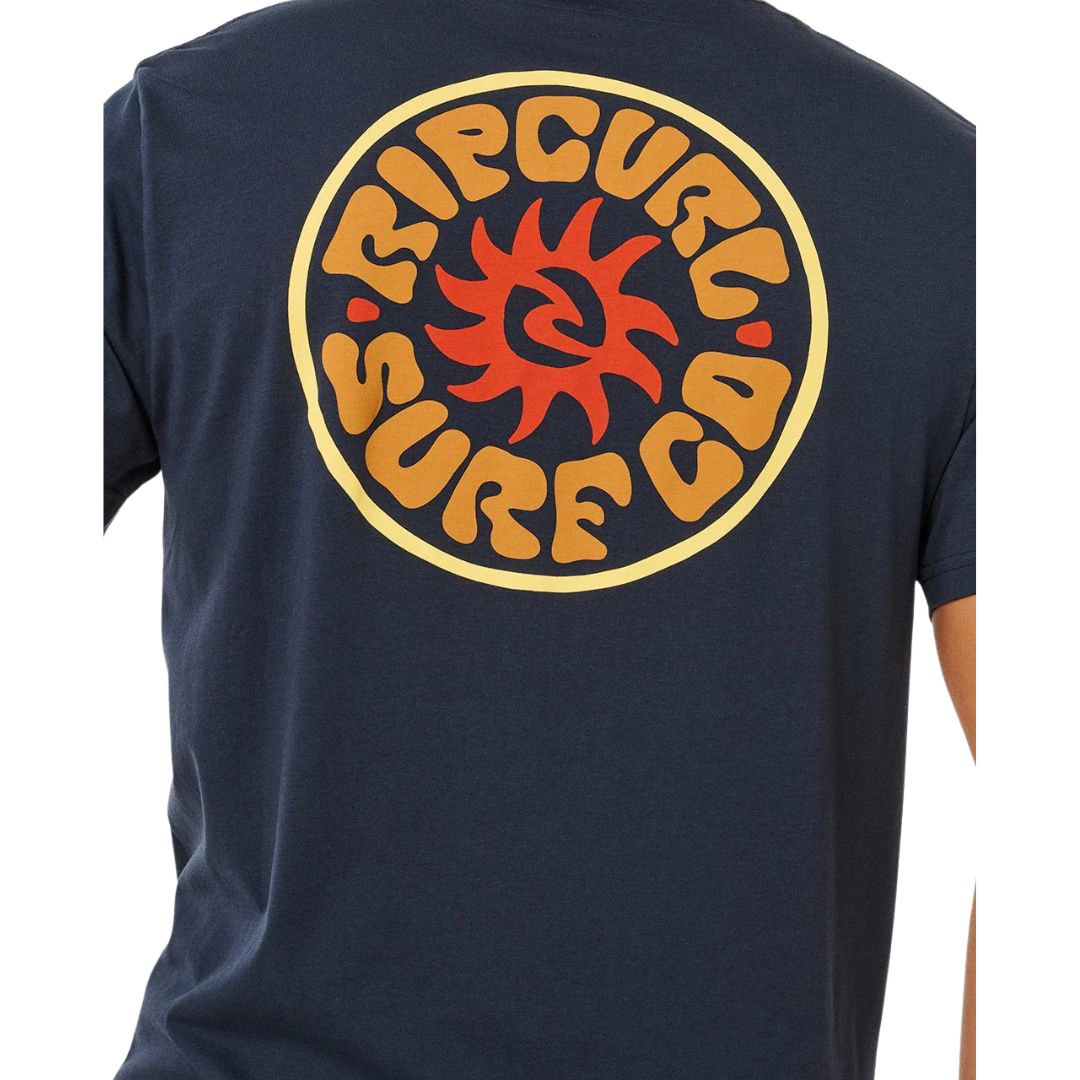 Detalle del gráfico circular Rip Curl Surf Co en camiseta azul marino Pacific Rinse Circle.