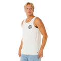 Camiseta tirantes surf hombre Rip Curl Pacific Rinse Tank bone, vista lateral con estampado circular Pacific Rinse navy en pecho y etiqueta tejida.