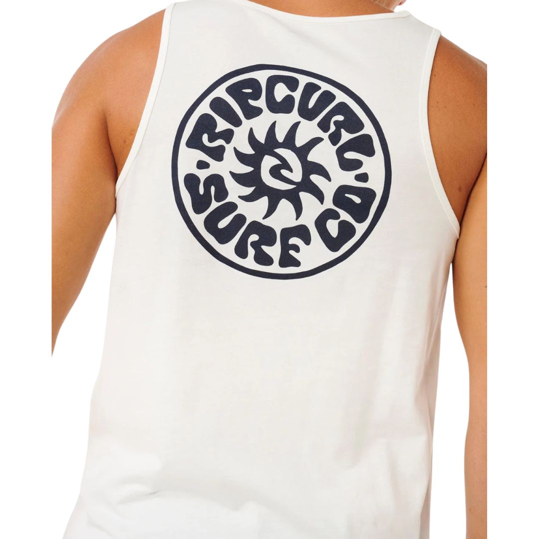 Detalle estampado trasero camiseta Rip Curl Pacific Rinse Tank bone con gráfico circular Rip Curl Surf Co. tipografía retro surf en navy.