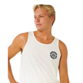 Detalle delantero camiseta tirantes Rip Curl Pacific Rinse Tank bone con estampado circular Rip Curl Surf Co. navy en pecho y cuello redondo.