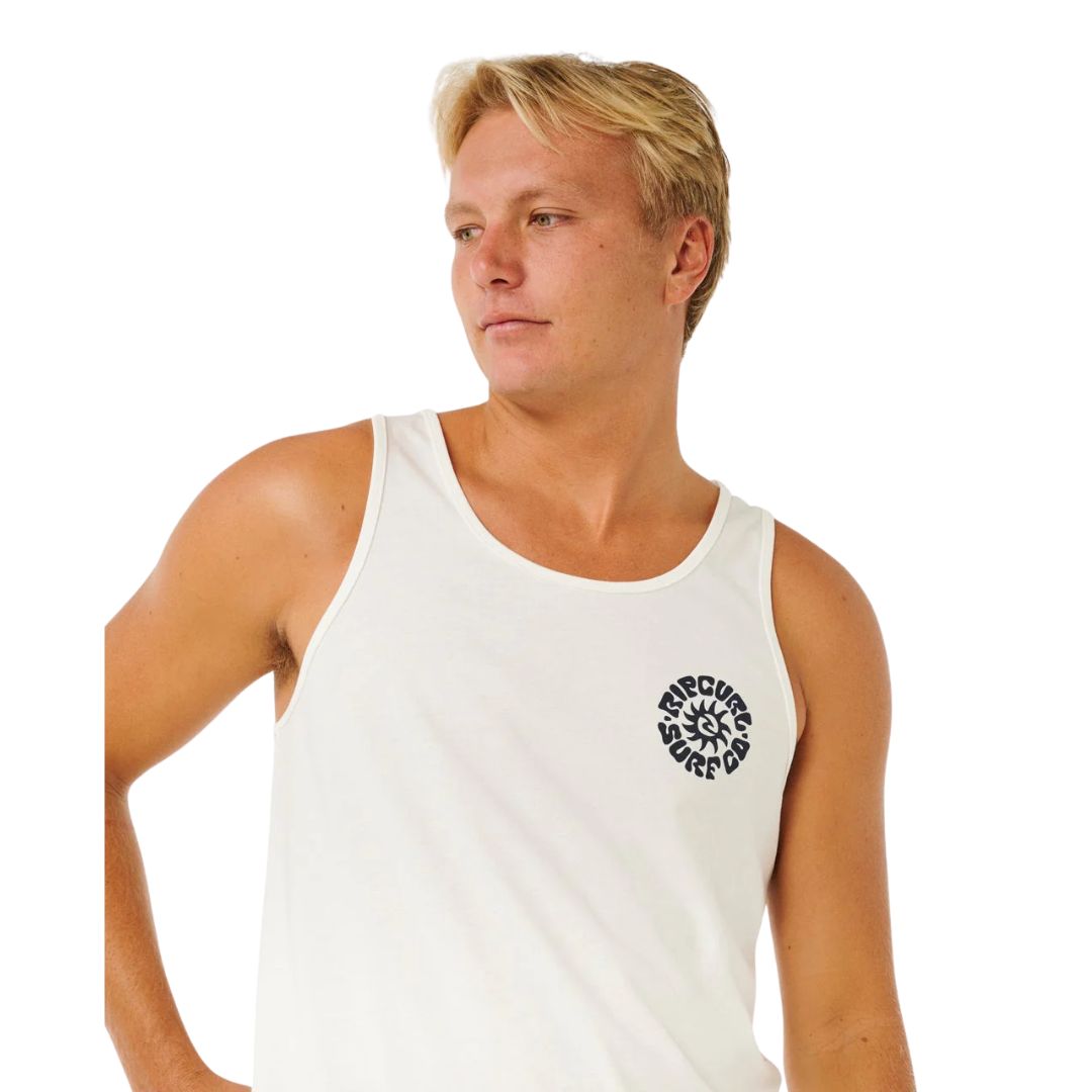 Detalle delantero camiseta tirantes Rip Curl Pacific Rinse Tank bone con estampado circular Rip Curl Surf Co. navy en pecho y cuello redondo.