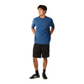 Pantalón corto pana Rip Curl Premium Surf Cord negro, vista frontal completa con camiseta azul Rip Curl y zapatillas Adidas, loose fit acid wash.