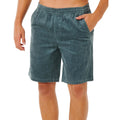 Pantalón corto pana Rip Curl Premium Surf Cord verde pino, vista frontal con bolsillo lateral, cintura elástica y logo bordado, loose fit 19 pulgadas acid wash.