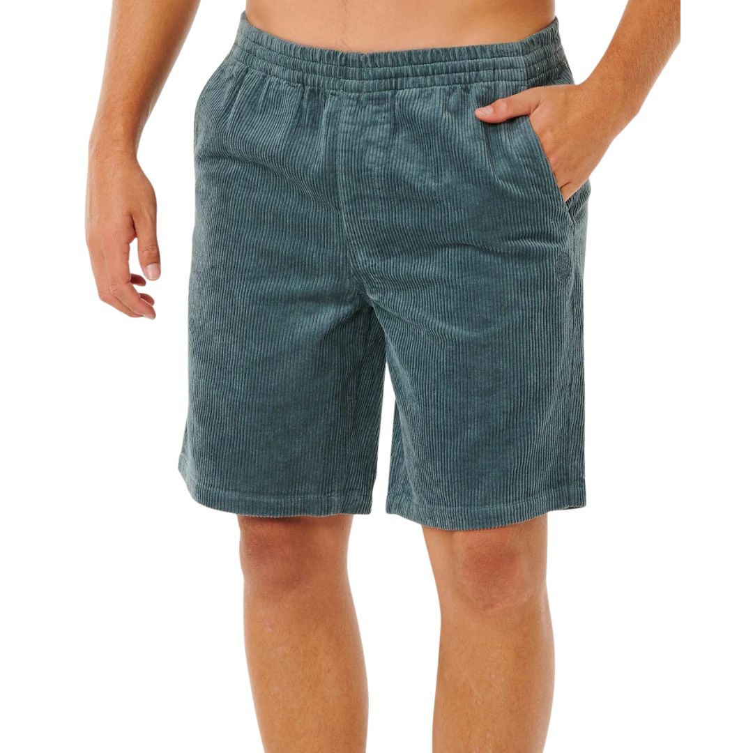 Pantalón corto pana Rip Curl Premium Surf Cord verde pino, vista frontal con bolsillo lateral, cintura elástica y logo bordado, loose fit 19 pulgadas acid wash.
