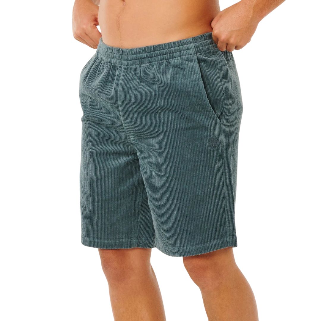Pantalón corto pana Rip Curl Premium Surf Cord verde pino, vista lateral con cintura elástica, bolsillo lateral y logo bordado en tejido acanalado acid wash.