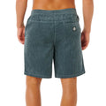 Pantalón corto pana Rip Curl Premium Surf Cord verde pino, vista trasera con bolsillo de ojal, etiqueta tejida Rip Curl y textura acanalada acid wash.