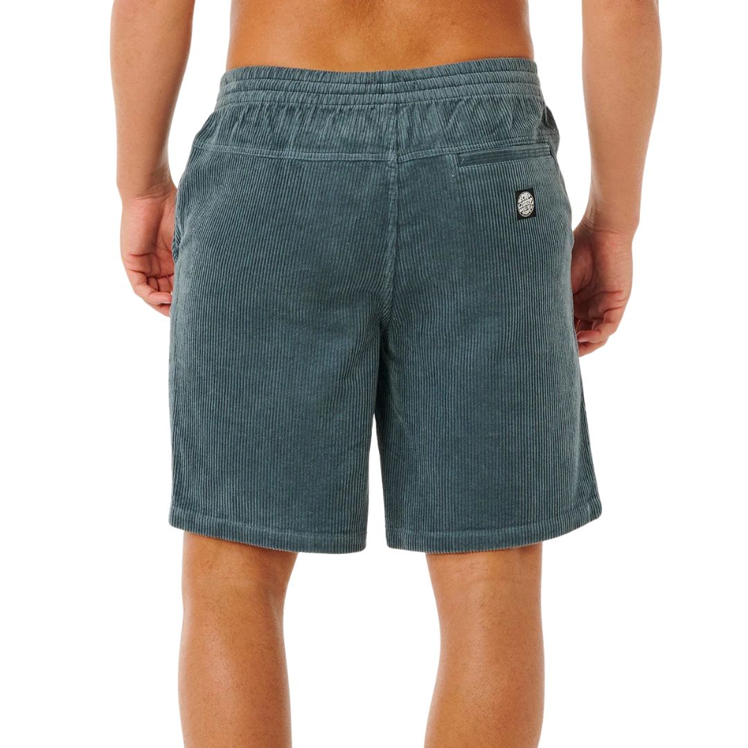 Pantalón corto pana Rip Curl Premium Surf Cord verde pino, vista trasera con bolsillo de ojal, etiqueta tejida Rip Curl y textura acanalada acid wash.