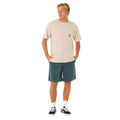 Pantalón corto pana Rip Curl Premium Surf Cord verde pino, vista frontal completa con camiseta crema Rip Curl y zapatillas Vans, loose fit acid wash.