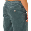 Detalle trasero pantalón corto pana Rip Curl Premium Surf Cord verde pino, etiqueta tejida Rip Curl negra en bolsillo y textura acanalada acid wash.