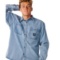 Primer plano de la camisa vaquera Rip Curl Premium Surf Denim L/S en Washed Blue, con detalle del cuello camisero, el bolsillo con parche Rip Curl y el algodón denim lavado.