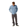Look completo con la camisa vaquera Rip Curl Premium Surf Denim L/S en Washed Blue, combinada con pantalón de pana y zapatillas, ideal para un estilo surf casual.