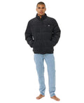 Hombre con el Abrigo de pana Rip Curl Rincon Cord Puffer Jacket Negro y vaqueros