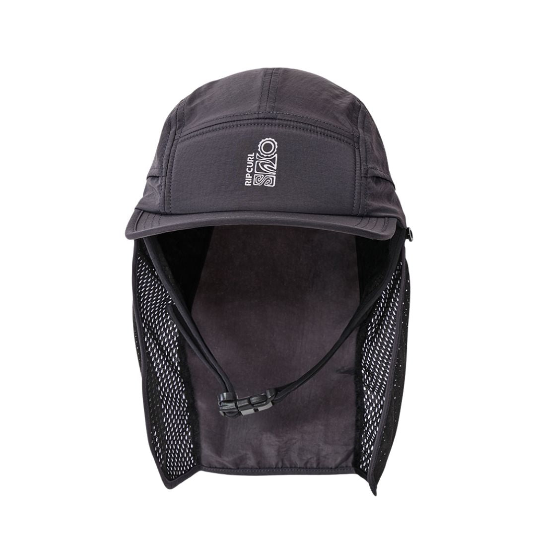 Rip Curl S-Series Surf Cap en negro lavado, vista frontal con solapa de cuello extendida, paneles de malla laterales y barboquejo de doble anclaje visible bajo la solapa.