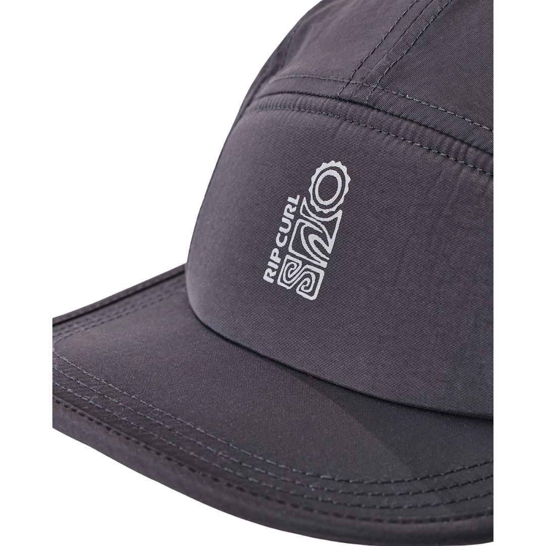 Detalle del logo Rip Curl S-Series impreso en tono gris claro sobre la copa de poliamida negro lavado, costura de 5 paneles y visera flotante Bloom™ en primer plano.