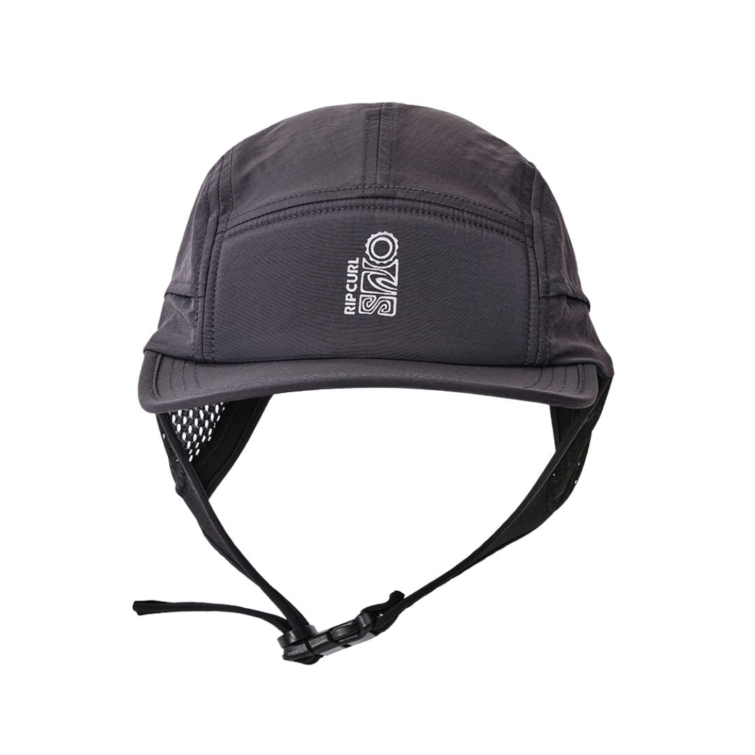 Rip Curl S-Series Surf Cap negro lavado sin solapa, vista frontal con visera surf de perfil alto, malla lateral perforada y barboquejo de doble correa en posición de uso.