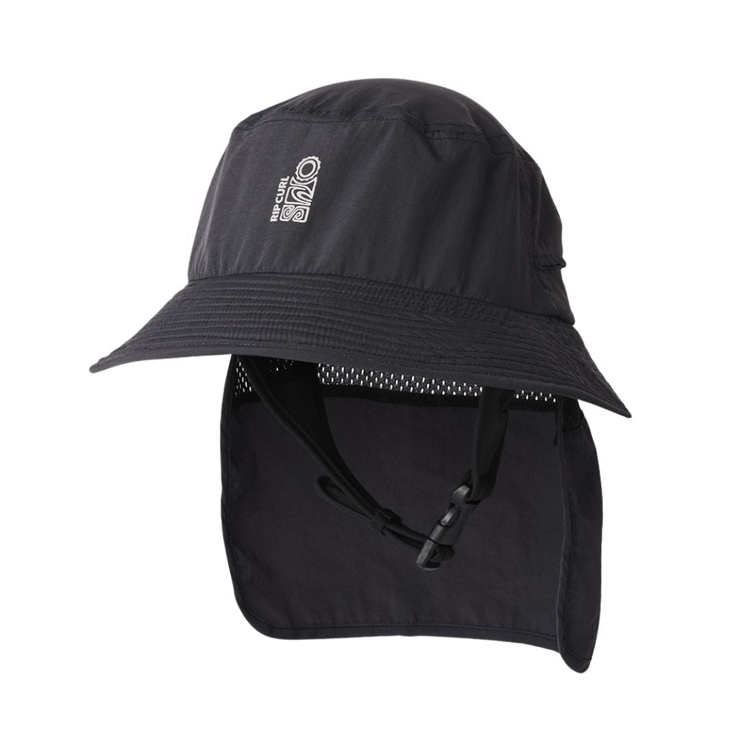 Rip Curl S-Series Surf Hat en negro, vista lateral con visera de surf pronunciada, solapa extraíble para el cuello y barboquejo ajustable con cierre de plástico.