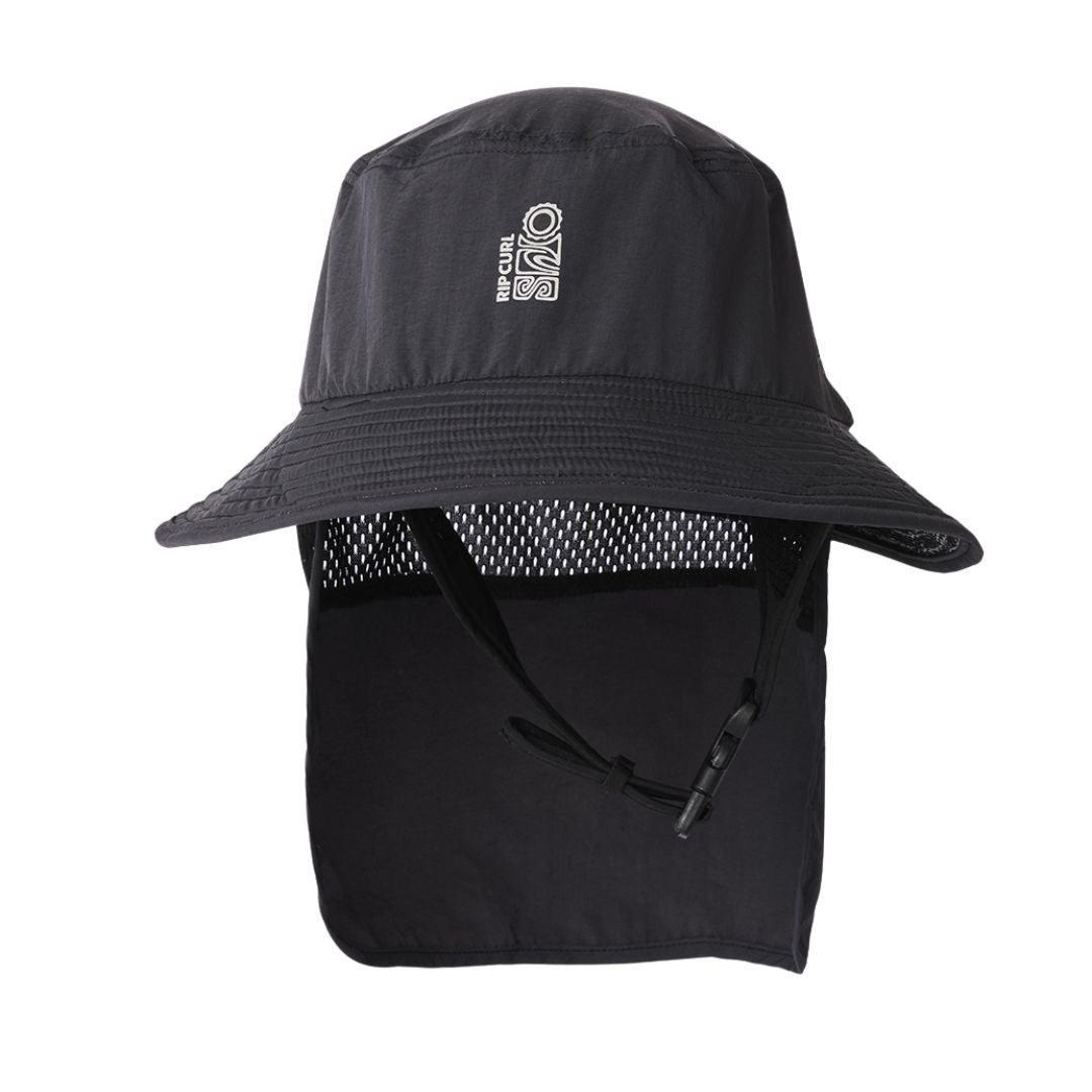 Sombrero de surf Rip Curl S-Series en negro, vista frontal con solapa de cuello extendida, ventilación de malla y barboquejo regulable visible.