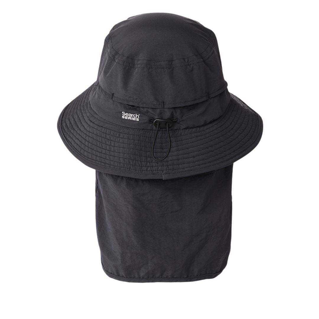 Rip Curl S-Series Surf Hat negro, vista trasera con solapa de cuello extraída, cordón ajustador de la corona y etiqueta Search Series sobre el ala cosida.