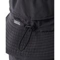 Detalle del cordón ajustador y cierre de presión en la unión copa-ala del Rip Curl S-Series Surf Hat negro, con etiqueta Search Series en primer plano.