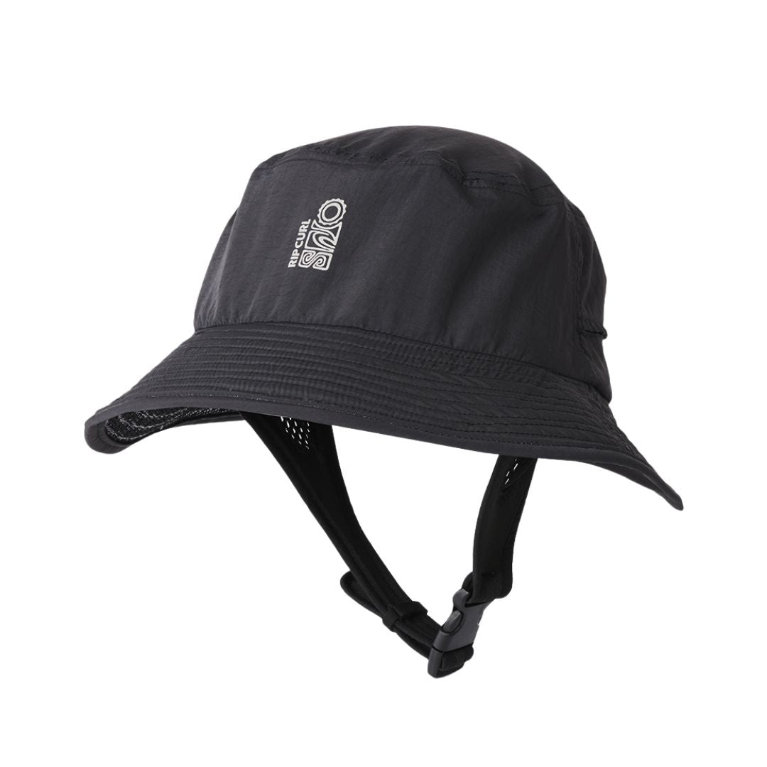 Sombrero de surf Rip Curl S-Series en negro, vista lateral sin solapa de cuello, mostrando la visera surf de perfil alto, malla lateral y barboquejo doble.